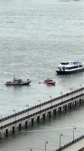 25K views · 128 reactions | Emergency crews responded to a helicopter crash in the Hudson River in New York. An AP source says six people were killed. #helicopter #crash #hudsonriver #newyork | Action News 5 | Facebook
