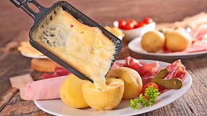 Geselliges Silvester- und Winteressen: Klassisches Raclette und Ideen für pikante und süße Varianten