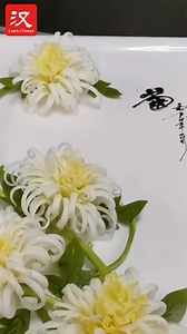A professional chef has turned a cabbage (白菜 báicài) into several chrysanthemums by using his sophisticated carving skills, creating a Chinese style dish and impressing many netizens. #Delicacy #Fun | Learn Chinese