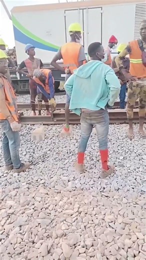 铁路轨道铺设全过程 挖掘机焊工木工完整演示 #施工过程 #铁路建设 #工程