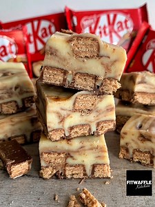 3-Ingredient Kitkat Fudge 😍🙌 Who else loves KitKats? ❤️ The crunchy wafer against the creamy fudge tastes so good! We created a KitKat base for this fudge, but you don’t have to 🥰 Sound on for full instructions 🔉 Here’s the ingredients: 1 Tin of Condensed Milk (397g) 500g White Chocolate 125g KitKat (plus 8 4-finger KitKats if you want to create a base) Remember to keep stirring so the mix doesn’t burn, then take it off the heat as soon as the chocolate has melted 🥣 Have fun and enjoy 😘 #d