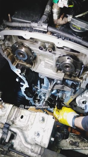 🇺🇸 FORD inside PEUGEOT In this video, we’re replacing the timing chain on a third-generation Peugeot Boxer with a 2.2 HDI engine (engine code P22DTE). This engine is identical to the Ford 2.2 TDCi, so the tools and the work procedure are basically the same as for the Ford engine. Replacing the timing chain in this vehicle is not too difficult if you know how to correctly align the timing marks, where they are located, and what tools are required. In the video, you’ll see: • The process of remo