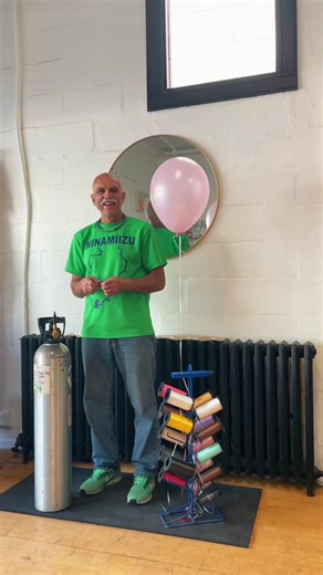 Struggle with using a helium tank? Here is the tutorial with our Balloon Man 😆 #vancouverballoons #balloons #heliumtanks #smallbusiness #localbusiness #vancouver #canada #balloonsdecoration