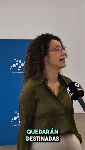 Clúster Marítimo Canarias on Instagram: "🎙️ @elba.bueno.c , gerente del Clúster Marítimo de Canarias, explicó en @rtvces algunos puntos clave del programa Port EOLMAR, una línea de ayudas del Estado para mejorar infraestructuras portuarias vinculadas a la eólica marina ⚓️ Estas ayudas están dirigidas a las autoridades portuarias, pero exigen que las infraestructuras financiadas se usen solo para energías renovables marinas 🏗️ En puertos con poco espacio, como ocurre en Canarias, esta condición
