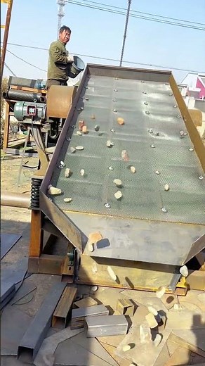 Heavy-Duty Vibrating Screen Separates Construction Aggregate