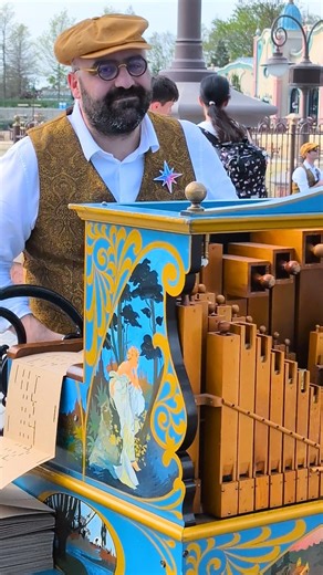 Mr Carton sur Adventure Way dans Disney Adventure World à Disneyland Paris #disneymusic #orgue
