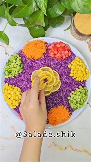 ‎آشپزی و تزیین سالاد نسترن‎ on Instagram‎: "آن چیست که زن دارد ولی مرد ندارد؟ 🤔😀 @salade.shik این تزئین معرکه اس حتما سیوش کن که گمش نکنی @salade.shik اگه میخوای کلی ایده های جذاب یاد بگیری سالاد شیک رو دنبال کن"‎