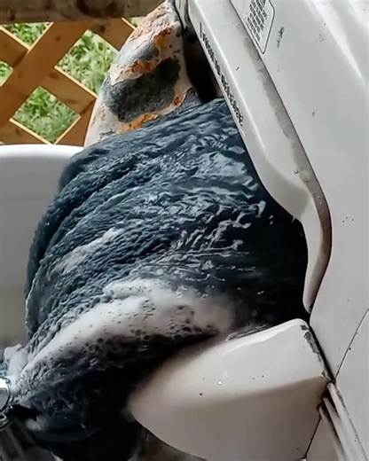 3.9M views · 10K reactions | Using an old style washer 什 | UNILAD Tech | Facebook