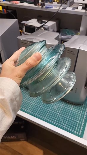 Isolatore in vetro ⚡️spettacolare 😱⚠️ #altatensione ##corrente #elettrica #elettricità energia energiaelettrica | AT Lab