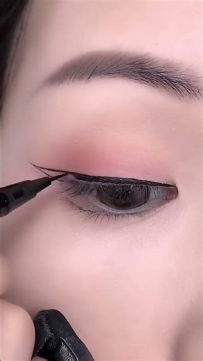 Perfect Soft Eyeliner Look ✨ | Easy Eyeliner Pencil Tutorial for Beginners#shorts#eyeliner #bea