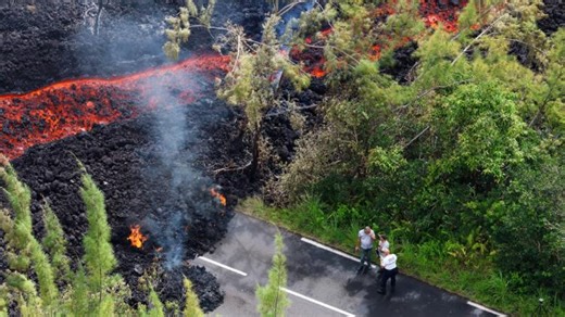 Éruption du Piton de la Fournaise : les images impressionnantes d'une coulée de lave qui traverse une route nationale