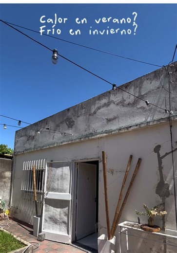 🔥 Calor en verano y frío en invierno? Hay una sola pintura que resuelve todo: NANOVIC de Victoria Pinturas, disponible en Dimension Color. 🧪 Su tecnología de microperlas de celda cerrada actúa como una verdadera barrera térmica: ☀️ En verano refleja el calor ❄️ En invierno conserva la temperatura Así se aplica: 1️⃣ Hidrolavá bien la superficie y eliminá hongos o pintura suelta. 2️⃣ Rasqueteá, cepillá y, si hace falta, aplicá un fijador al aguarrás . 3️⃣ Prepará NANOVIC: la primera mano va dilu