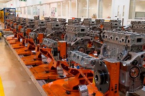 How does the petrol-powered internal combustion engine work?