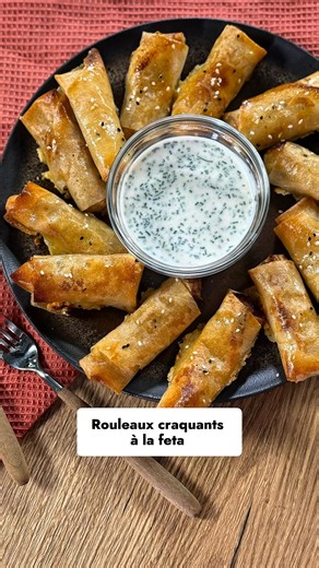 CuisineAZ on Instagram: "Craquez pour ces bricks croustillants à la feta et miel qui marient le salé du fromage grec au sucré doré dans une harmonie parfaite ! 🍯✨ Ingrédients : - Feuilles de brick - Feta émiettée - Miel Préparation : • Émiettez généreusement la feta dans un bol • Découpez vos feuilles de brick et garnissez-les de fromage au centre • Pliez en triangles bien serrés pour enfermer la garniture • Enfournez jusqu'à obtenir une belle couleur dorée et croustillante • Sortez du four et 