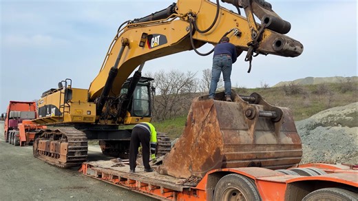 欧洲卡车装载与运输卡特彼勒385C挖掘机 - Sotiriadis矿山