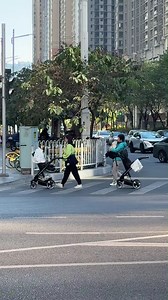 Self-driving pram A smart pram from China has hit the streets. This pram can automatically position itself to follow its owner and can also put babies to sleep. Technology really is changing lives! #tech #chinatech (Cr.579173646) | T-Time HK