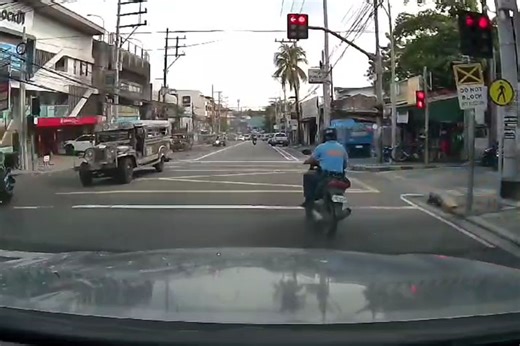 Dashcam catches enforcer ignoring red light in Quezon City intersection