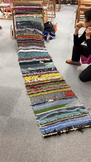 手織適塾SAORI梅田 on Instagram: "・ ・ ・ 手織適塾SAORI大阪です。 塾生MMさんがカリキュラムスタンプラリー【基本編】の卒業制作を完成させました♪ ・ ・ 大阪教室はJR大阪駅から徒歩5分です。 ・ ・ 手織適塾SAORIオンラインショップ https://eshop.saori.co.jp/ ・ ・ 🔴塾生クラス🔴 オリジナルのタテ糸づくりからお仕立てまで、本格的に『さをり織り』を習得して楽しみたい方はこちらへ。 1ヶ月、何日でも、何時間でもお越しいただけます！ 入塾金：11,000円 月謝：11,000円（クレジットカード自動引落） 割引：すべてのお支払いに、塾生割引として10%OFFが適用されます♪ 材料費：別途 🔷1日体験コース🔷 まったく初めての方でも、あらかじめタテ糸が張ってある手織機を使うので、カンタンに織れます。3時間もあればマフラー程度の長さが完成するので、巻いて帰られる方も♪時間制限なしで、いつでもご都合の良い時間にお越しいただけます。カラーもデザインもサイズも自由に好きに織り放題✨ 体験料：1,100円 材料費：別途 ●お得な回