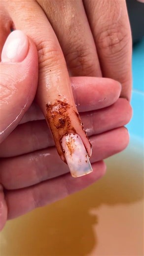 هل يمكن صنع أظافر غريبة بمعجون الأسنان؟ 🦷✨ #shorts