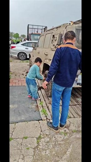 小弟成功瘦1斤 跟爸爸各种越野，混到泥坑里，一天没吃饭#玩泥巴的最高境界 #越野还可以这么玩#跟紧老爸