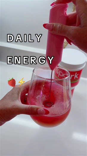 Starting my mornings like this just hits different 🍓✨ it’s quick, it’s easy, and it actually helps me feel ready for the day instead of dragging… if you know, you know 🙌🏻 #morningroutine #drinktok #energyboost #dailyhabits #wellnessroutine