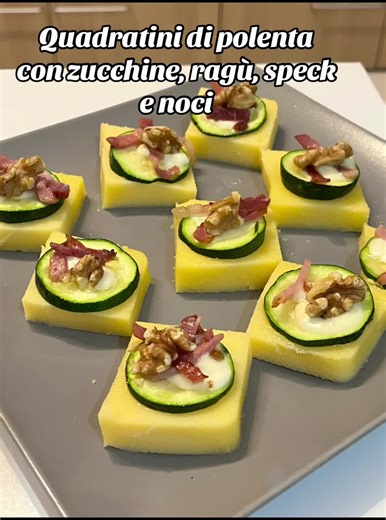 Rondelle di polenta con zucchine, speck e noci Ingredienti \t•\t10 quadratini di polenta (va bene anche polenta già pronta) \t•\t10 rondelle di zucchine, passate in microonde per qualche minuto e salate \t•\tSpeck a listarelle q.b., leggermente abbrustolito in padellina \t•\tStracchino senza lattosio q.b. \t•\tNoci a pezzettini q.b. \t•\tParmigiano grattugiato q.b. \t•\tRagù semplice fatto in casa (classico), 1 cucchiaino per pezzo ⸻ Preparazione Versione 1 – Con ragù e parmigiano \t1.\tPrendi 5