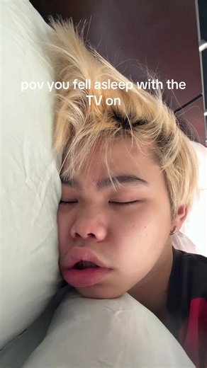 ce (@cecccecen)’s video of sleeping with tv on at night