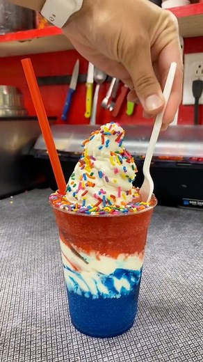 732K views · 10K reactions | The most festive slushie float you’ve ever had!❤️懶 #fyp #foryoupage #icecream #northmyrtlebeach #mrgsicecreamandgrill #icecreamshop #softserve #slushie | Gsicecream | Facebook
