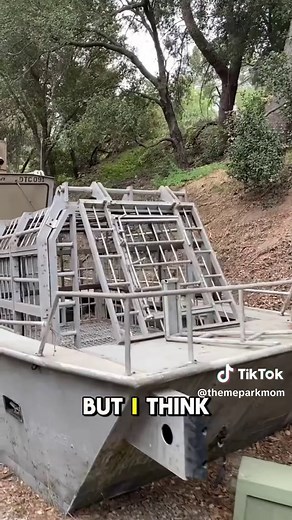 More Jurassic Park props have arrived at Universal Studios Hollywood—and these aren’t random decorations. These pieces are now sitting next to Revenge of the Mummy, and they came straight from the Jurassic Park display on Greens Street from the Studio Tour. If you rode the Studio Tour back in the day, you definitely remember this area.—so seeing them reappear in the park is a huge nostalgic moment for longtime fans. In this video, I’m showing side-by-side comparisons of where these props used to