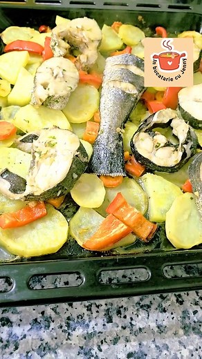 Peste la cuptor pe pat de legume. Cea mai simpla reteta. Eu am folosit merluciu dar se poate pregati si cu alta varietate de peste. Ingrediente pentru 4-5 portii: Pestele de preferinta aprox. 1,5 - 2 kg 3 cartofi mai mari ardei gras rosu un morcov optional o ceapa 3 catei de usturoi putin patrunjel verde 5-6 linguri de ulei un sfert de lingurita boia dulce putin vin alb sau rose sare si piper dupa gust | In bucatarie cu Jenny