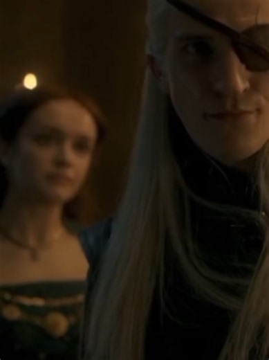 Capitulo 40 El rey Viserys I, buscando evitar una guerra dentro de su propia sangre, reconoció la unión de su hijo Aemond y de su nieta Visenya, la aceptó como una oportunidad para reconciliar a las dos facciones de su Casa y preservar la paz del reino. #ewanmitchell #lacasadeldragón #targaryens #aemondtargaryenedit #aemondtargaryen