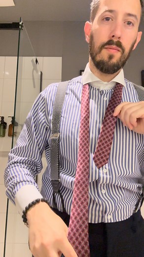 Renato Amburgo on Instagram: "Windsor tieknot Tie @silviofiorello Shirt @hockerty_official @hockerty.outfits Suspenders @kkandjay - #anzug #herrenmode #krawatte #tie #suit #suitandtie #cravatta #sprezzatura #abito #traje #ootd #howto #howtotieatie #moin #hamburg #领带 #outfit #silk #seide #model #suitup #dapper #germany #dandy #stylish #bear #040 #büroalltag #büro [Werbung durch Markennennung,Ad]"