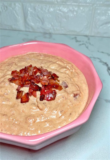 Paté de bacon y cebolla caramelizada Una receta rápida, cremosa y con un sabor que te va a sorprender. Ideal como aperitivo o para una cena informal 😋 Ingredientes: 🔸250 g de queso crema 🔸1 cebolla 🔸120 g de bacon 🔸3 cucharadas de ketchup Carameliza la cebolla en una sartén con un poquito de aceite hasta que esté dorada. Retira y, en la misma sartén, dora el bacon hasta que quede crujiente. En el vaso de la picadora, pon el queso crema, la cebolla, el bacon y el ketchup. Tritura hasta conse