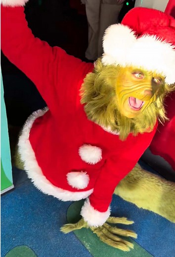 Funny Grinch Moments at Universal Studios