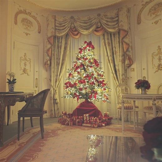 The tree is up, the presents are wrapped. Now we’re patiently waiting for Father Christmas to arrive. 🎁 Just one more sleep! Film by Rare | The Ritz London