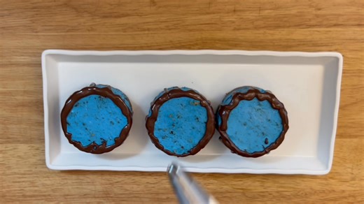 Here in this video, I’m sharing a dessert I created using my no-bake cheesecake filling. This is the same filling I showed you all how to make during my last Live with Ro session. In that live, I also taught how you can color your cream cheese filling and use it to create any dessert you desire. For this one, I decided to make a Cookie Monster themed no-bake cheesecake. This dessert is a 4-inch round no-bake Cookie Monster cheesecake, topped with chocolate buttercream icing. I could have used cr