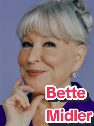 Bette Midler 01/12/45 Hoy cumple 80 años la cantante, compositora,actriz,actriz de voz y comediante estadounidense Bette Midler,artista reconocida tanto por su faceta de actriz,como por su faceta de cantante con una carrera musical con la que ha grabado 14 albumes de estudio,ha vendido mas de 30 millones de discos mundialmente y ha ganado 3 premios Grammy. Como actriz Midler ha recibido 2 nominaciones a los Oscar,ha ganado 1 Tony y ha actuado en peliculas como Hocus Pocus(1993),The First Wives C