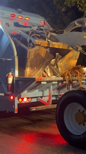 City Rear Loader Crushing Bulk Waste #garbagetruck #truck #tractor