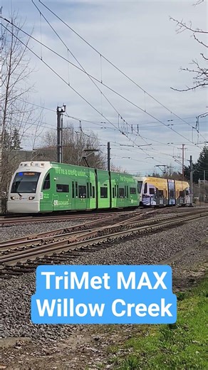TriMet MAX at Willow Creek