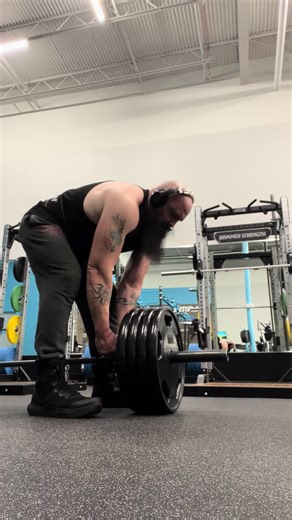 This is gettin LIGHT, 4 plates for 12 EAAAAASY ass reps, 20 would have been done but the day wasn’t over #viking #muscle #bodybuilding #weightlifting #getbig #monster #letsgo #swole #strong #warrior #weights