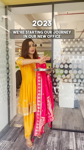 Ghazal Alagh on Instagram: "The longest journeys start with the smallest first steps. Ours began in 2016 - with just 6 toxin-free products being tested with consumers in markets of Delhi. We were a passionate startup determined to make a difference for families. Un basement waale dinon mein, we were a small but mighty team. Bade bade sapne lekar lambe lambe hours kaam karte the hum, and the months flew by in a blur. From 5 people to 50 and to a 100+, we grew rapidly but never lost sight of our p