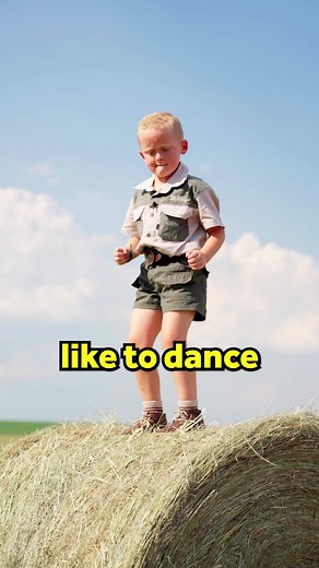 Groot was ons opgewondenheid toe die @kellyclarksonshow vir ‘n ‘𝘏𝘪, 𝘒𝘦𝘭𝘭𝘺’ video vra vanaf Klein Kwagga. Met trots kan ons aankondig dat sy SO ingenome daarmee was, dat hy vir ‘n aanlynonderhoud genooi is! 🎥😁 Kyk saam die onderhoud op 12 Februarie 2024 op NBC of stroom dit op die program se YouTube kanaal. #Trots #LocalisLekker #BoerboelWear #Lyfie #KleinKwagga