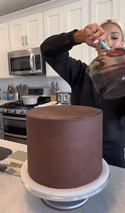 418K views · 4.3K reactions | BLACK CHOCOLATE GANACHE If you ever make a Black colored cake, cover... | Theblondewhobakes | Facebook