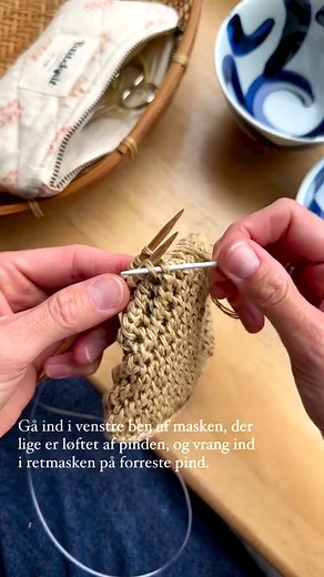Jeg har strikket en matchende pung til min Florence Bag, og bunden sys sammen med maskesting 🪡 Fremgangsmåden er den samme, som når jeg laver italiensk aflukning i rib, og jeg betragter maskerne på den bagerste pind som vrangmasker og maskerne på den forreste pind som retmasker. For mig bliver maskesting meget lettere på den måde, fordi italiensk aflukning efterhånden sidder på rygraden - og i bund og grund er det jo også det samme ☝🏻 Opskriften på Florence Bag kommer til at indeholde både pun