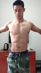 筋肉兵哥哥秀腹肌，网友们大呼直接锁定他了！