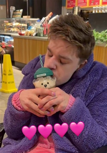 Come with me to my very first Starbucks vlog of 2026, Babeacinos!! 💖✨ I absolutely had to start the year off right with a Grande Tobie Chip in my adorable bear cup! 🐻🥤 The purple coat and pink fit are giving full Gay Barbie Boy fantasy today. 💅 It tastes absolutely delicious... pure happiness in a cup! 🥹 When are you going to go get your Tobie Chip?! Let me know in the comments! I love you all so so much! 🙏💖 #TobieSmile #StarbucksRun #TobieChip #GayBarbieBoy #Vlog2026 @Starbucks