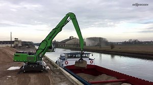 Sand and gravel handling in Paris: Our customer Sarl Gras loads and unloads sand and gravel for concrete production plants with a SENNEBOGEN 850 E directly at the Seine. Also the material excavated during the underground work at the Grand Paris Express construction sites is handled there. Read more about the 850 E and the construction of the super metro in Paris: https://goo.gl/uRAhF9 --- Sand- und Kiesumschlag in Paris: Direkt an der Seine arbeitet ein SENNEBOGEN 850 E bei unserem Kunden Sarl G