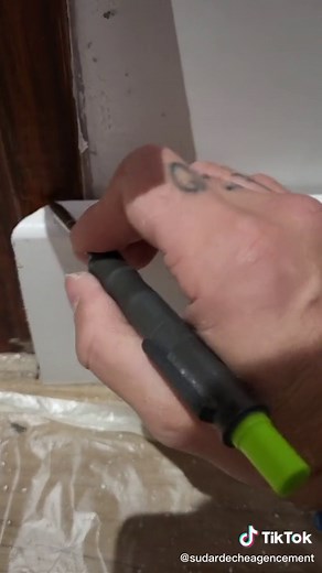 Pose de Plinthes : Conseils et Astuces pour une Finition Parfaite