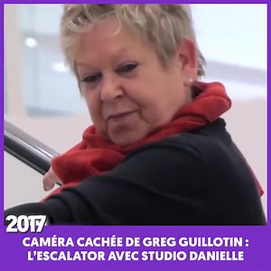 Le piège de l'escalator ! Greg Guillotin et Studio Danielle piègent dans une caméra cachée des clients d'un centre commercial ! | C'est Que De La Télé