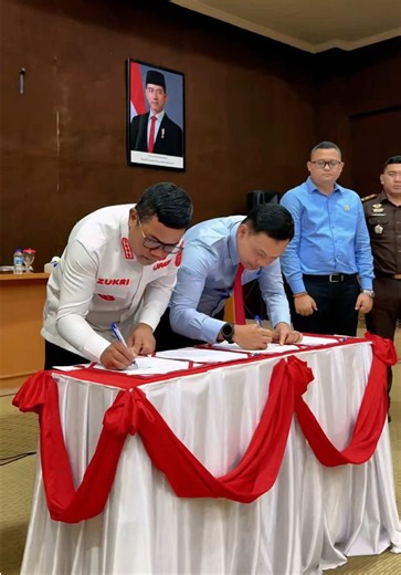 Hari ini saya menandatangani MoU bersama Kejaksaan Negeri Pelalawan sebagai langkah penguatan pendampingan hukum bagi Pemerintah Kabupaten Pelalawan. MoU ini bertujuan memastikan seluruh program dan proyek strategis daerah berjalan tertib administrasi, aman, serta sesuai aturan, termasuk dukungan bantuan hukum, audit hukum, mediasi sengketa, dan penelusuran aset. Semoga sinergi ini dapat mencegah potensi pelanggaran dan memperkuat tata kelola pemerintahan yang bersih dan profesional. #mou @KEJAK